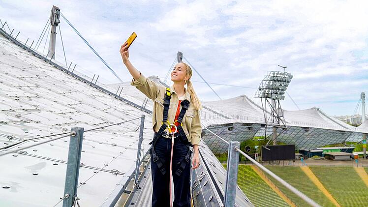 Giulia Gwinn filmt sich auf dem Dach des Münchener Olympiaparks. Im Film "Shootingstars - Deutschlands neue Fußballgeneration" erlebt man drei Nationalspielerinnen der jüngeren Generation in ihrem Leben auch abseits des Platzes.
