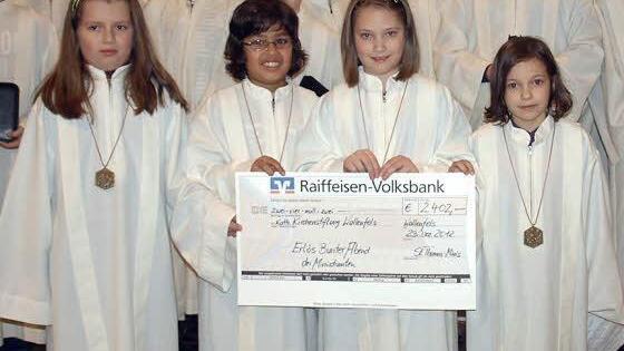 Im Glanz der Christbaumkugeln am vierten Advent lauschen die neuen Ministranten andächtig den Worten von Pater Jan Poja. Von links Max Buckreus, Leonie Piwonski, Chiara Müller und Michelle Betz.