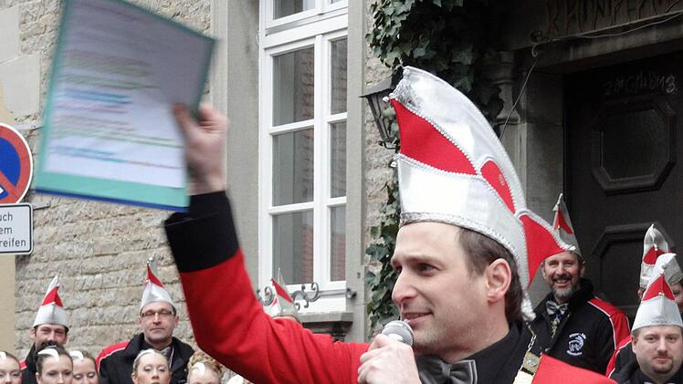 Sitzungspräsident Timo Gallena beim Sturm auf das Albertshöfer Rathaus.