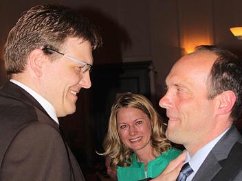 CSU-Ortsvorsitzender Steffen Hörtler (links) gratuliert Michael Heppes. Der war mit 55 von 56 gültigen Stimmen als OB-Kandidat seiner Partei gewählt worden. Ehefrau Sandra Heppes (Mitte) war so überwältigt vom Ergebnis, dass sie einige Freudentränen wegwischen musste. Foto: Ziegler