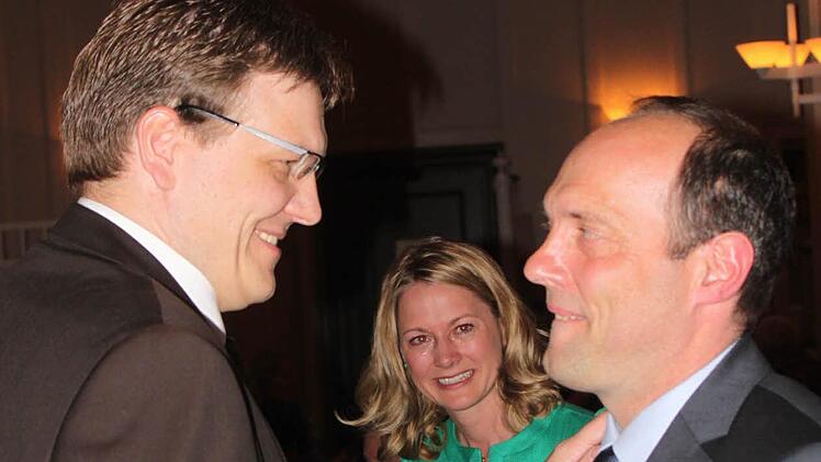 CSU-Ortsvorsitzender Steffen Hörtler (links) gratuliert Michael Heppes. Der war mit 55 von 56 gültigen Stimmen als OB-Kandidat seiner Partei gewählt worden. Ehefrau Sandra Heppes (Mitte) war so überwältigt vom Ergebnis, dass sie einige Freudentränen wegwischen musste. Foto: Ziegler