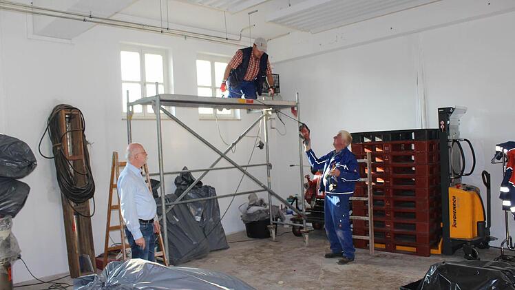 Bürgermeister Wolfgang Rast besucht die Umbauarbeiten im Feuerwehrhaus.