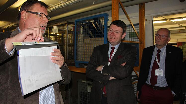 Elmar Merget, WO-Geschäftsführer (links), zeigte Vereinsvorsitzendem Wigmar Bressel (mitte) und den weiteren Kollegen eine von 1000 Hängetaschen-Variationen. Foto:Ralf Kestel