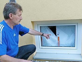 Michael Pfaff zeigt eines der beiden Fenster, das beim zweiten Einbruch in das FSV-Sportheim im August demoliert wurde.  Foto: Klaus Schmitt