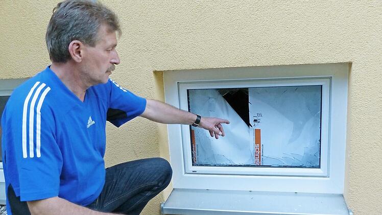 Michael Pfaff zeigt eines der beiden Fenster, das beim zweiten Einbruch in das FSV-Sportheim im August demoliert wurde.  Foto: Klaus Schmitt