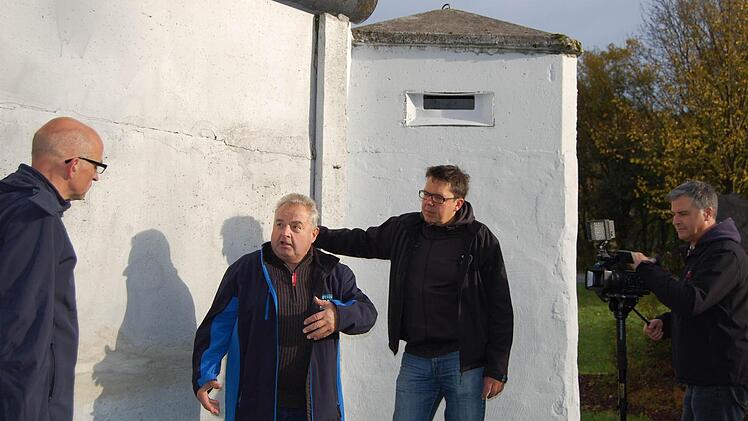 Erich Eckardt (Zweiter von links) im Gespräch mit den Redakteuren Oliver Schmidt, Thomas Apfel und Detlef König (von links). Foto: Corinna Igler