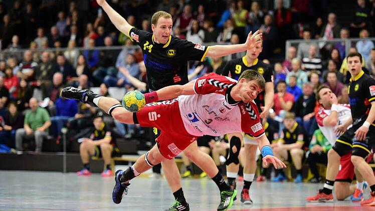Setzt sich durch: HSC-Spielertrainer Margots Valkovskis erzielte drei Treffer beim 23:21-Sieg gegen Bernburg. Foto: Anand Anders