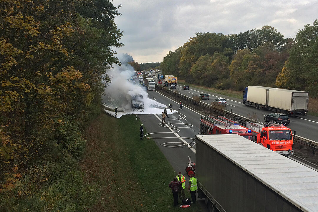 Lkw ging auf der A6 bei Schwabach in Flammen auf