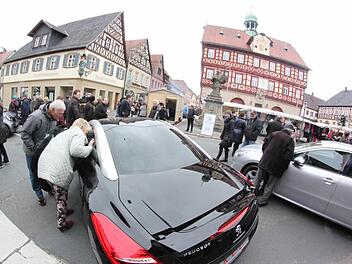 Auf großes Publikumsinteresse stießen die Fahrzeuge, die von Autohändlern aus der Region ausgestellt wurden. Foto: Matthias Einwag