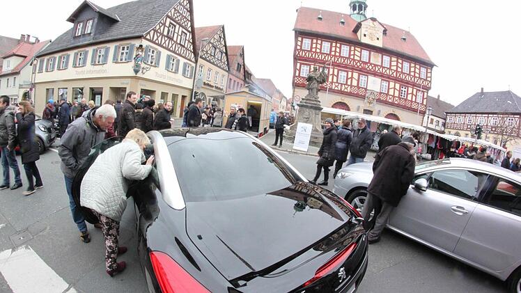 Auf großes Publikumsinteresse stießen die Fahrzeuge, die von Autohändlern aus der Region ausgestellt wurden. Foto: Matthias Einwag