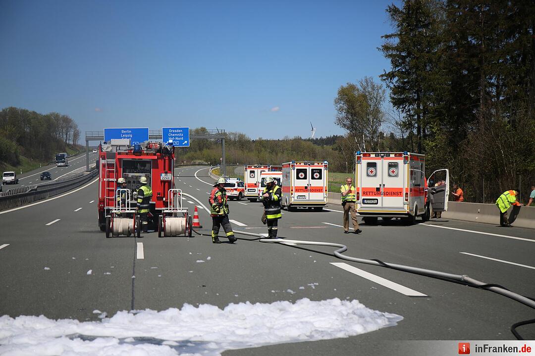 Auto brennt nach Unfall auf A9 aus