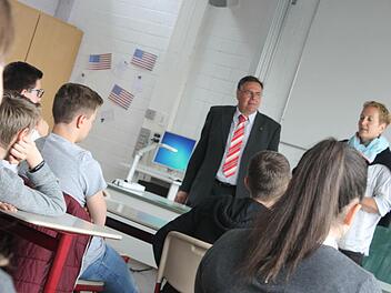Horst Theil und Elke Gillardon unterhielten sich mit der Klasse 9b der staatlichen Realschule Neustadt über ihren Arbeitsalltag. Die insgesamt sechs Führungskräfte und Unternehmer gaben den Schülern wertvolle Tipps für den Einstieg ins Berufsleben. Foto: Dominic Buckreus