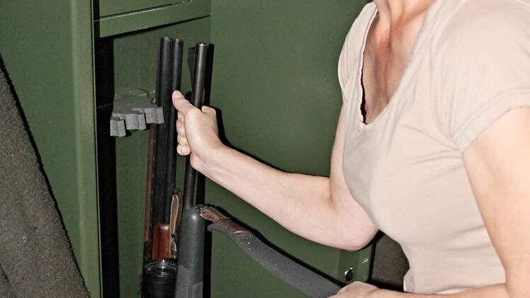 Monika Heim holt ihr Repetiergewehr aus dem Waffenschrank. Ein solcher ins gesetzlich vorgeschrieben. Foto: Helmut Will