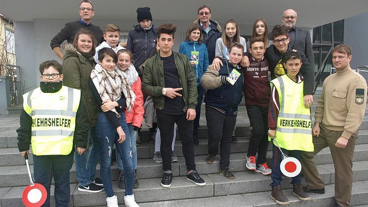 16 neue Lotsen engagieren sich künftig als Schulweghelfer. Unser Foto zeigt die Gruppe zusammen mit (hinten von links) Klasslehrer Uli Müller, Lotsenbetreuer Werner Vierheilig und Bürgermeister Franz Kuhn sowie (vorne rechts) PolizeihauptmeisterStefan Löhser. Foto: Stefan Geiger