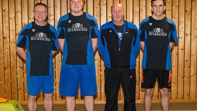Mit dem 16. Sieg im 16. Spiel hat Gut Holz Tettau die Meisterschaft in der Kreisklasse A Nord vorzeitig perfekt gemacht. Dem erfolgreichen Team gehören an: (von links) Hans-Jürgen Richter, Tobias Richter, Fred Raab und Christian Räder. Es fehlt der verletzte Kapitän Daniel Raab. Foto: Heinrich Weiß