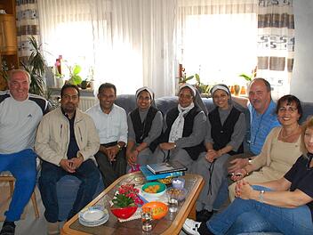 Große Runde im Wohnzimmer der Donaths in Weismain: von links Rudolf Donath, Pfarrer Josef aus Geiselwind, Pfarrer Martin, Schwester Plessy vom Seniorenzentrum St. Josef in Gaustadt, Schwester Thelma, Heimleitung des Seniorenzentrums Gaustadt, Schwester Vincy aus Erlangen, das Ehepaar Michael und Roma Pohl aus Bamberg und Sieglinde Donath. Foto: Tobias Donath