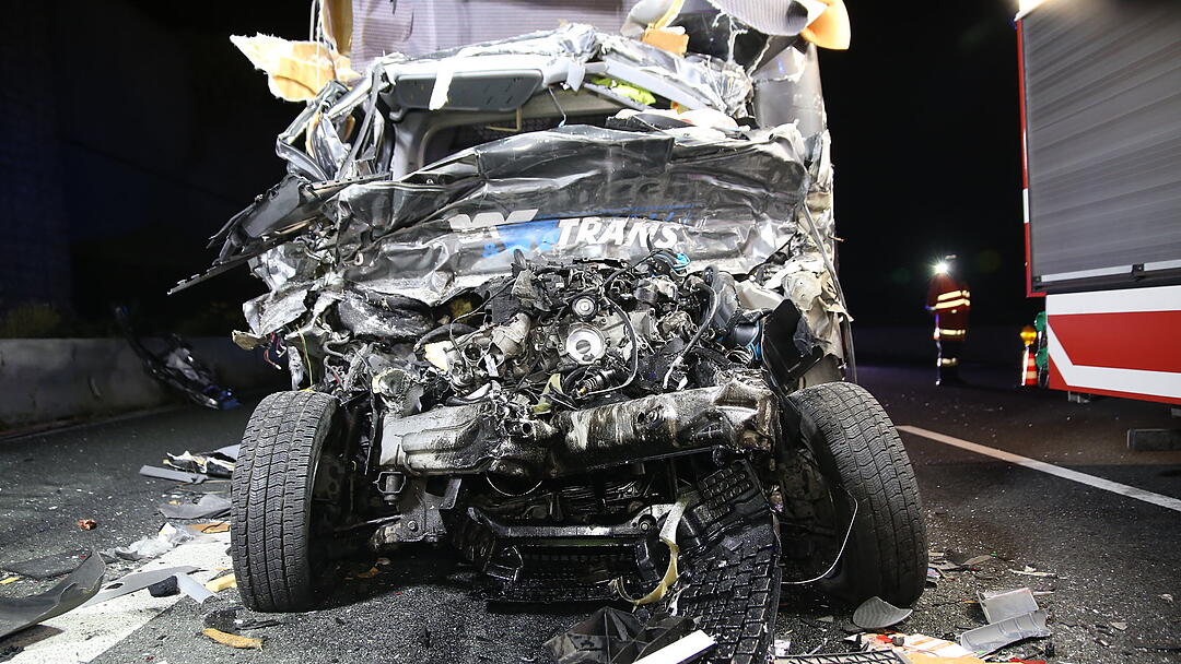 Kleintransporter rast in Lkw: Fahrer tödlich verletzt