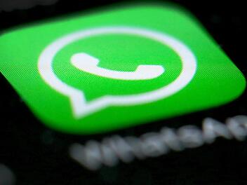 WhatsApp hat in der aktuellen Betaversion ein neues Schüttel-Feature an Bord. Foto: Martin Gerten/dpa