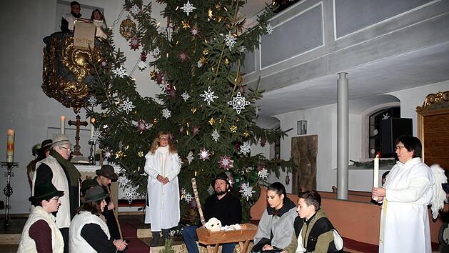 Ein Krippenspiel von Erwachsenen pr&auml;sentierte am Heiligen Abend die Kirchengemeinde Heilgersdorf. Hier gratulieren die Hirten Maria (Eva Lotte Braunreuther) und Josef (Ullrich Schmidt) zum neugeborenen Jesuskind, w&auml;hrend die Engel &uuml;ber die Heilige Familie wachen. Foto: Bettina Knauth