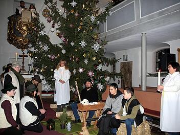 Ein Krippenspiel von Erwachsenen präsentierte am Heiligen Abend die Kirchengemeinde Heilgersdorf. Hier gratulieren die Hirten Maria (Eva Lotte Braunreuther) und Josef (Ullrich Schmidt) zum neugeborenen Jesuskind, während die Engel über die Heilige Familie wachen. Foto: Bettina Knauth