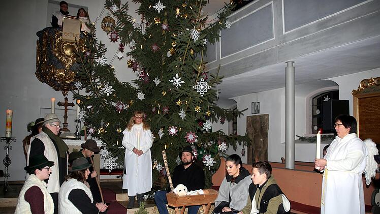 Ein Krippenspiel von Erwachsenen präsentierte am Heiligen Abend die Kirchengemeinde Heilgersdorf. Hier gratulieren die Hirten Maria (Eva Lotte Braunreuther) und Josef (Ullrich Schmidt) zum neugeborenen Jesuskind, während die Engel über die Heilige Familie wachen. Foto: Bettina Knauth