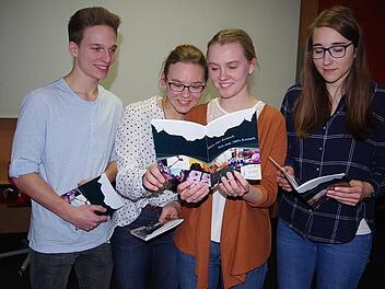 Von links: David Bauer, Sandra Fischer, Franziska Simon und Teamleiterin  Maike Eckardt  schmökern im neuen Deutsch-Französisch-Reiseführer für  Kronach und Umgebung.   Heike Schülein