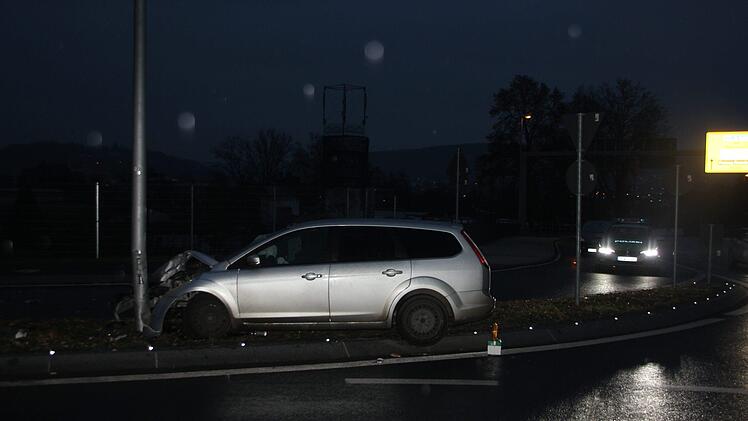 Am frühen Samstagmorgen (24. November 2018) kracht ein Ford Focus aus dem Kreis Hildburghausen gegen den Mast einer Laterne am Kronacher Südkreisel. Ein Mann wird leicht verletzt, der Unfallhergang ist noch unklar. Die Polizei sucht Zeugen. Foto: Andreas Schmitt