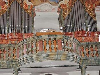 Die Orgel in der Wallfahrtskirche Mariä Geburt Glosberg wird 38 Jahre alt. Da ist es kein Wunder, wenn Reparaturen fällig werden, sagt Pfarradministrator Pater Waldemar Brysch und bittet die Christen um Unterstützung und Spenden.  Foto: K.- H. Hofmann