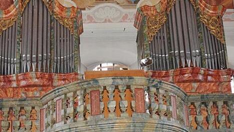 Die Orgel in der Wallfahrtskirche Mariä Geburt Glosberg wird 38 Jahre alt. Da ist es kein Wunder, wenn Reparaturen fällig werden, sagt Pfarradministrator Pater Waldemar Brysch und bittet die Christen um Unterstützung und Spenden.  Foto: K.- H. Hofmann
