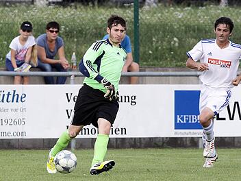 Der gelernte Torhüter Nico Imhof (links) stand schon bei der SpVgg Rattelsdorf als Feldspieler auf dem Rasen (rechts).  Fotos: sportpress