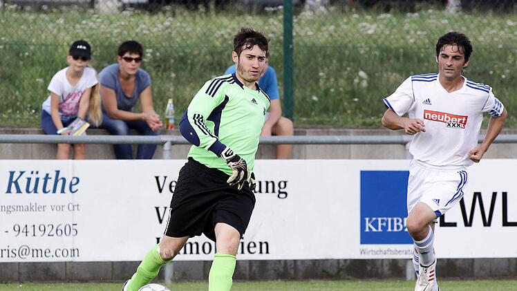 Der gelernte Torhüter Nico Imhof (links) stand schon bei der SpVgg Rattelsdorf als Feldspieler auf dem Rasen (rechts).  Fotos: sportpress