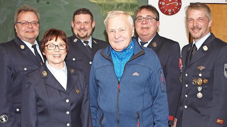Für seine 60-jährige Treue zur Feuerwehr Seubelsdorf und die in dieser langen Zeit geleistete Arbeit bedankten sich bei Siegfried Kraus (Vierter von links) der Kommandant und Sohn Stefan Kraus, Zweite Vorsitzende Elvira Lorenz, stellvertretender Kommandant Mario Ahles, Vorsitzender Thomas Löffler und Kreisbrandmeister Alexander Klose (von links).  Foto: Alfred Thieret