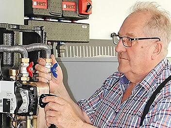 Moderne Zentralheizungstechnik ist noch heute das Metier von Günter Freß.  Fotos: Helmut Will