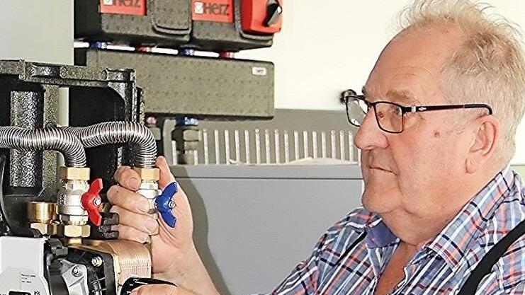 Moderne Zentralheizungstechnik ist noch heute das Metier von Günter Freß.  Fotos: Helmut Will