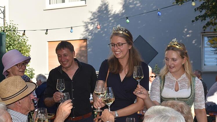 Besucher auf dem Jubiläumsfest freuen sich über den Besuch der Weinhoheiten.
