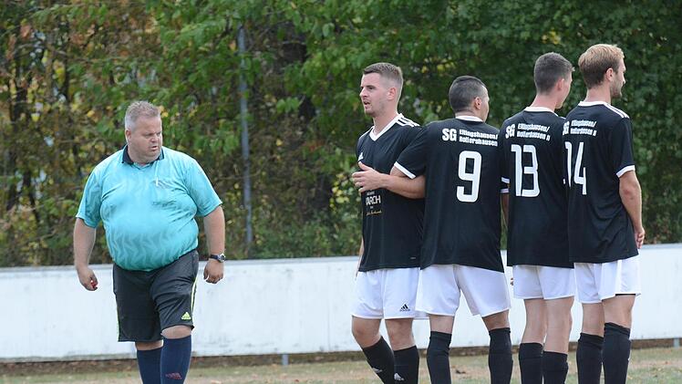 Schiedsrichter Werner Klopf schaut beim Spiel der SG Eltingshausen/Rottershausen  ganz genau hin. Foto: ssp