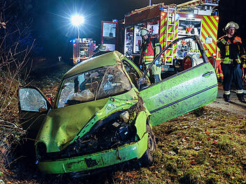 Auto prallt bei Elsenfeld gegen Baum
