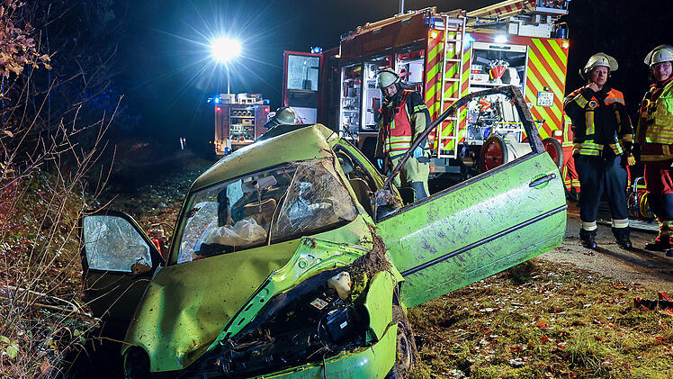 Auto prallt bei Elsenfeld gegen Baum