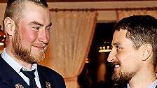 Vorsitzender Florian Zurek gratuliert dem neu gewählten Schriftführer Samuel Merz.