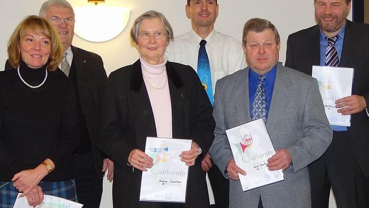 Gabriele Genslein, Karl-Heinz Färber, Hedwig Lorentzen, Jürgen Koch, Horst Arneth und Matthias Schad wurden beim Jubiläum des Posaunenchors vom Landesverband gewürdigt.
