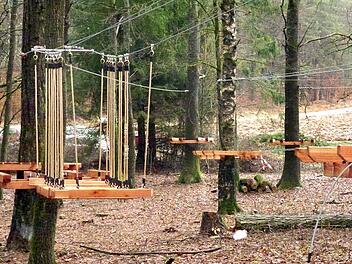 In eineinhalb Metern Höhe sind die ersten Elemente schon angebracht, mit denen der neue Kletterwald neben dem Natur-Freunde-Haus ausgestattet wird. Fotos: Georg Wolf