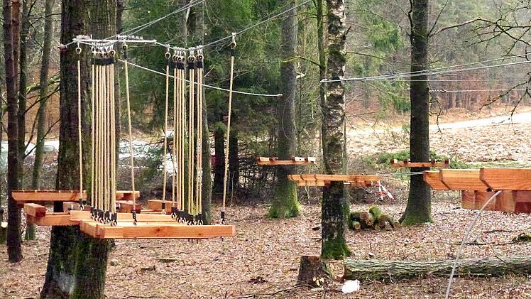 In eineinhalb Metern Höhe sind die ersten Elemente schon angebracht, mit denen der neue Kletterwald neben dem Natur-Freunde-Haus ausgestattet wird. Fotos: Georg Wolf