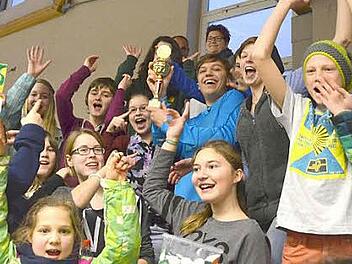 Am Samstag, 24. Januar, steigt in der Haßfurter Dreifachturnhalle am Schulzentrum das Ministranten-Fußballhallenturnier. Dabei spielen auch die Fans eine wichtige Rolle. Für sie gibt es einen besonderen Pokal. Unser Bild entstand bei einem der vorangegangenen Turniere in der Zeiler Tuchanger-Halle.  Foto: Ralf Naumann