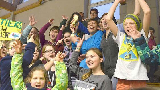 Am Samstag, 24. Januar, steigt in der Haßfurter Dreifachturnhalle am Schulzentrum das Ministranten-Fußballhallenturnier. Dabei spielen auch die Fans eine wichtige Rolle. Für sie gibt es einen besonderen Pokal. Unser Bild entstand bei einem der vorangegangenen Turniere in der Zeiler Tuchanger-Halle.  Foto: Ralf Naumann