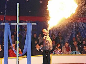 Feuer und Flamme für die Kirche und Jesus. Der Zirkus wolle den Menschen laut Diakon Joachim Stapf Freude bereiten, Kirche auch. Zirkuschef André Lauenburger bekam für seine feurige Einlage großen Applaus.