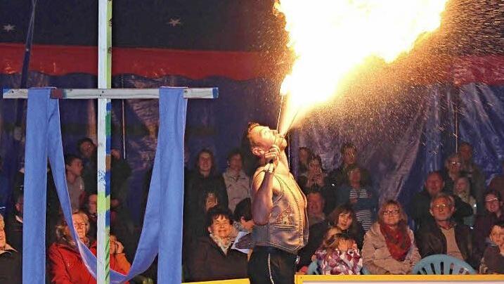 Feuer und Flamme für die Kirche und Jesus. Der Zirkus wolle den Menschen laut Diakon Joachim Stapf Freude bereiten, Kirche auch. Zirkuschef André Lauenburger bekam für seine feurige Einlage großen Applaus.