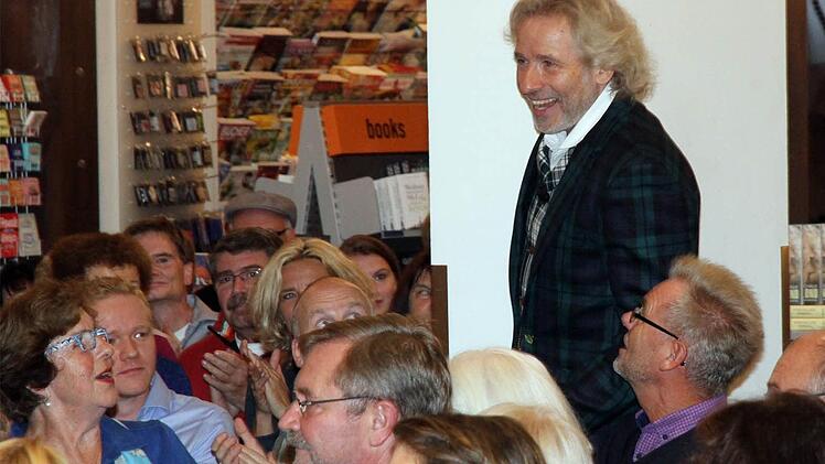 "Wetten, dass ?"-Einlauf-Atmosphäre im Buch & Medienhaus Hübscher: Thomas Gottschalk genießt das Bad in der Menge.Foto: Bertram Wagner