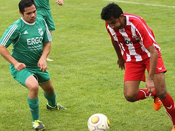 Der zweifache Torschütze Ali Abdulsalam (rechts) versucht, sich gegen den Kirchlauter Stefan Hock (links) durchzusetzen.