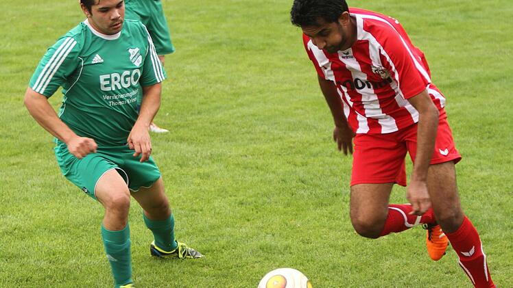 Der zweifache Torschütze Ali Abdulsalam (rechts) versucht, sich gegen den Kirchlauter Stefan Hock (links) durchzusetzen.