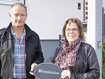 Wagner bitten alle Oberweißenbrunner, die in Häusern mit historisch belegten Namen wohnen bei der Hausnamenschilder-Aktion des Rhönklubs mitzumachen, so wie Daniela und Oswald Kehm.  Foto: Marion Eckert